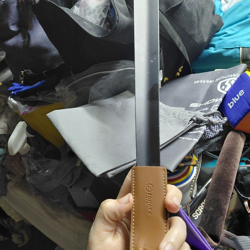 ZOMAKE stainless steel shoe horn with a leather handle cover.